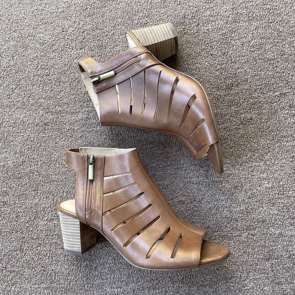 Clarks Artisan Deloria Ivy block heel open toe laser cut dress sandals brown sz